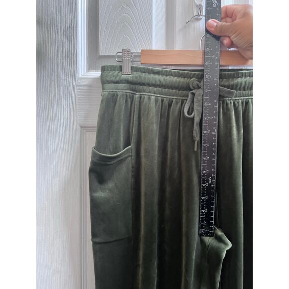 Offline by Aerie Green Velvet Pocket Joggers Size Medium Cozy Comfort - Picture 5 of 12